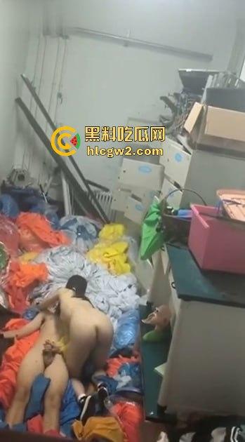 大连市第24中学两学生仓库做爱被偷拍！被同学抓拍两人尴尬瞬间，表情呆萌传遍全市，副校长也看了！-5