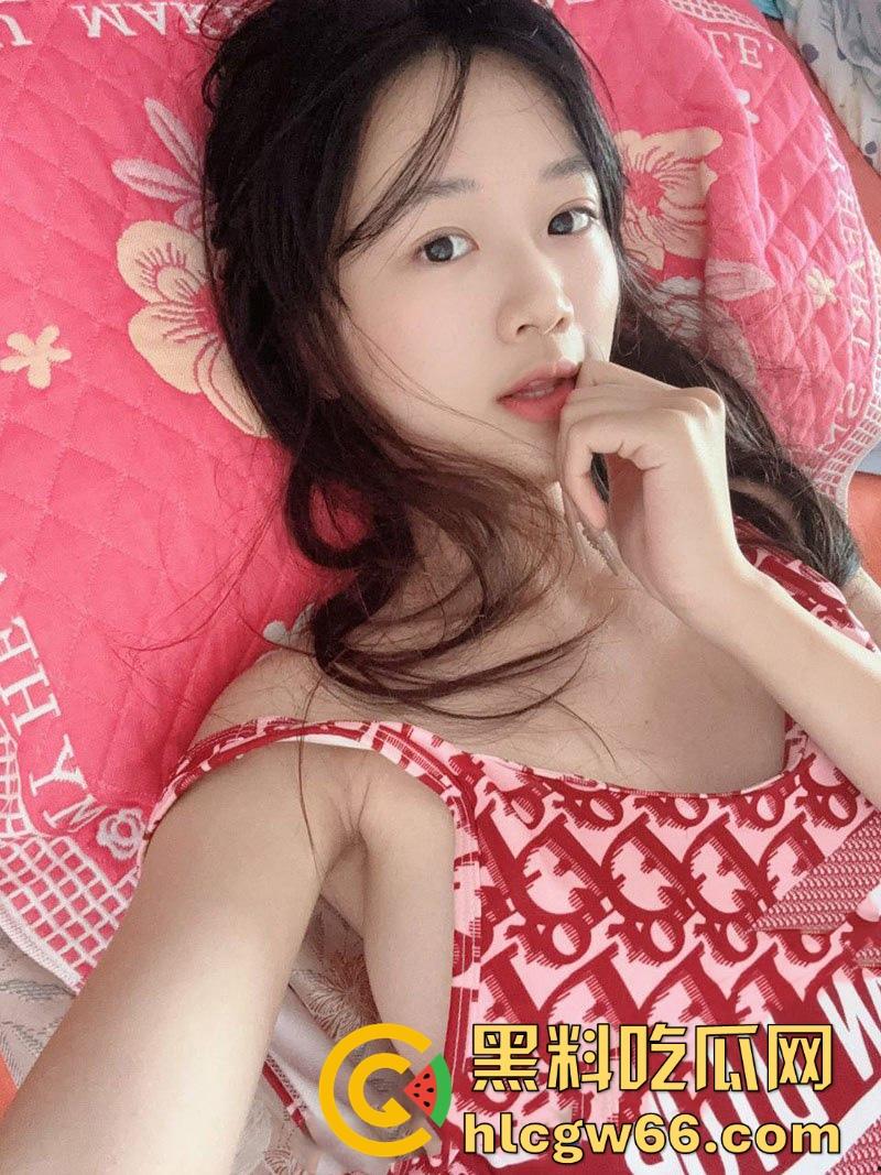 广州金贸学院高颜值毕业生【曾歆瑶】实习期间寂寞难耐 与异地男友视频捏奶露逼不停引诱 这也太骚了吧！-1