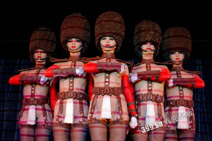 Lisa月底即将在法国出演的疯马秀（Crazy Horse Paris）到底是什么样的性质呢？先带瓜友们看看公开场的演出尺度-9