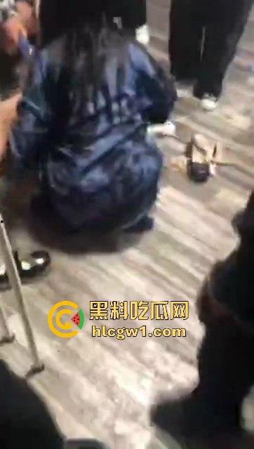 南宁精神小妹太狠了！同精神小伙出租屋内霸凌一女子，逼喝尿吃屎，真的是畜生不如！-6