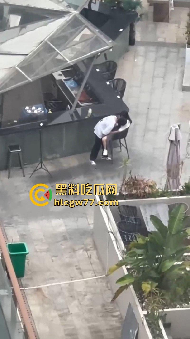 情侣当众发骚！男友大庭广众下给女友抠逼 高潮抽搐视频引爆全网！-1