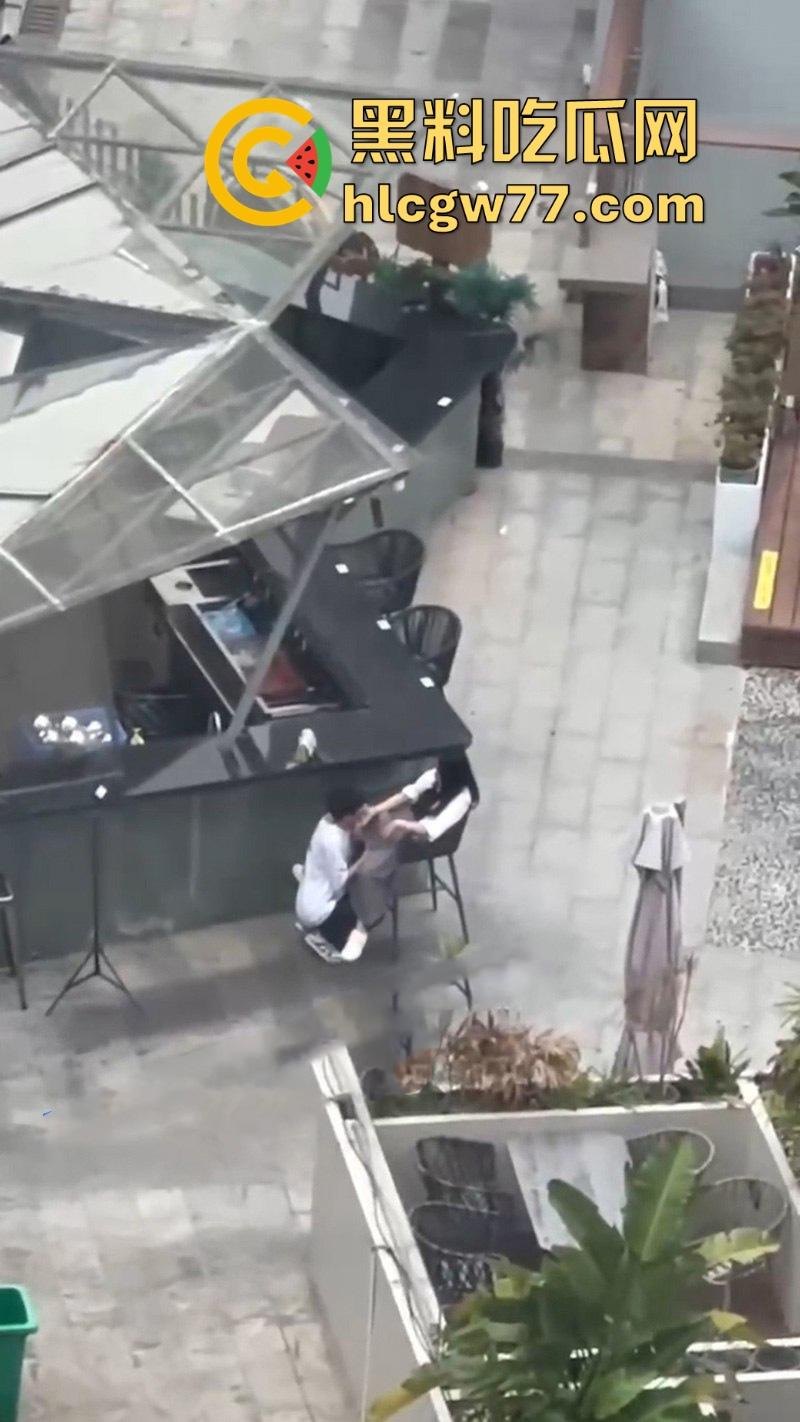 情侣当众发骚！男友大庭广众下给女友抠逼 高潮抽搐视频引爆全网！-7