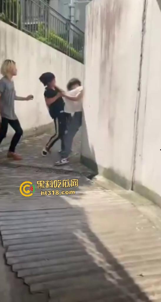 上海杨浦地下车库惊爆恶霸群殴未成年人，恶霸女友还竖大拇指点赞叫嚣-2