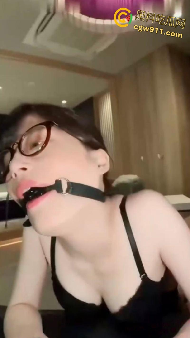 酒店约炮95年眼镜少妇，情趣黑丝道具SM调教，跪地狗趴肛塞口交，无套爆操内射嫩穴，淫荡至极 !-3