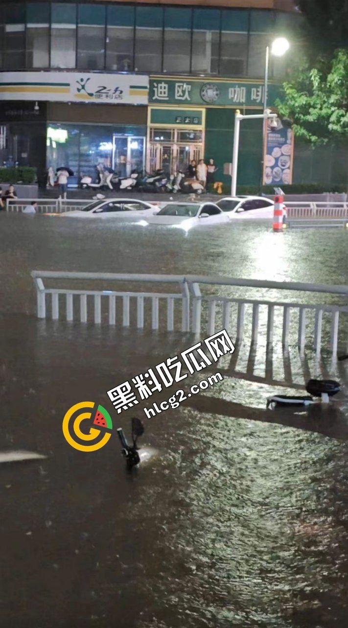 河南郑州灾难连连！22日出现100毫米降水 狂风暴雨 电闪雷鸣 车辆被淹没 外卖员逆天送餐！电灯漏电致人触电身亡！-5