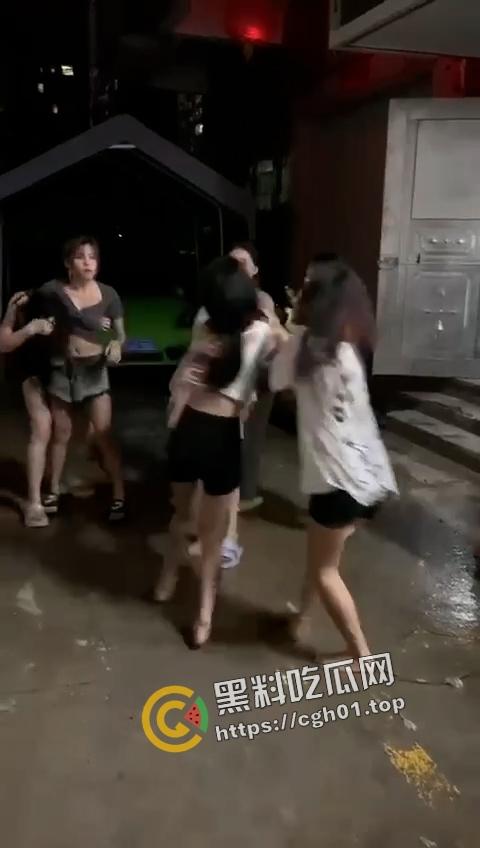 普宁精神小妹大战现场  扯头发 扇脸  朝着逼飞踢 场面堪比复仇者联盟-4