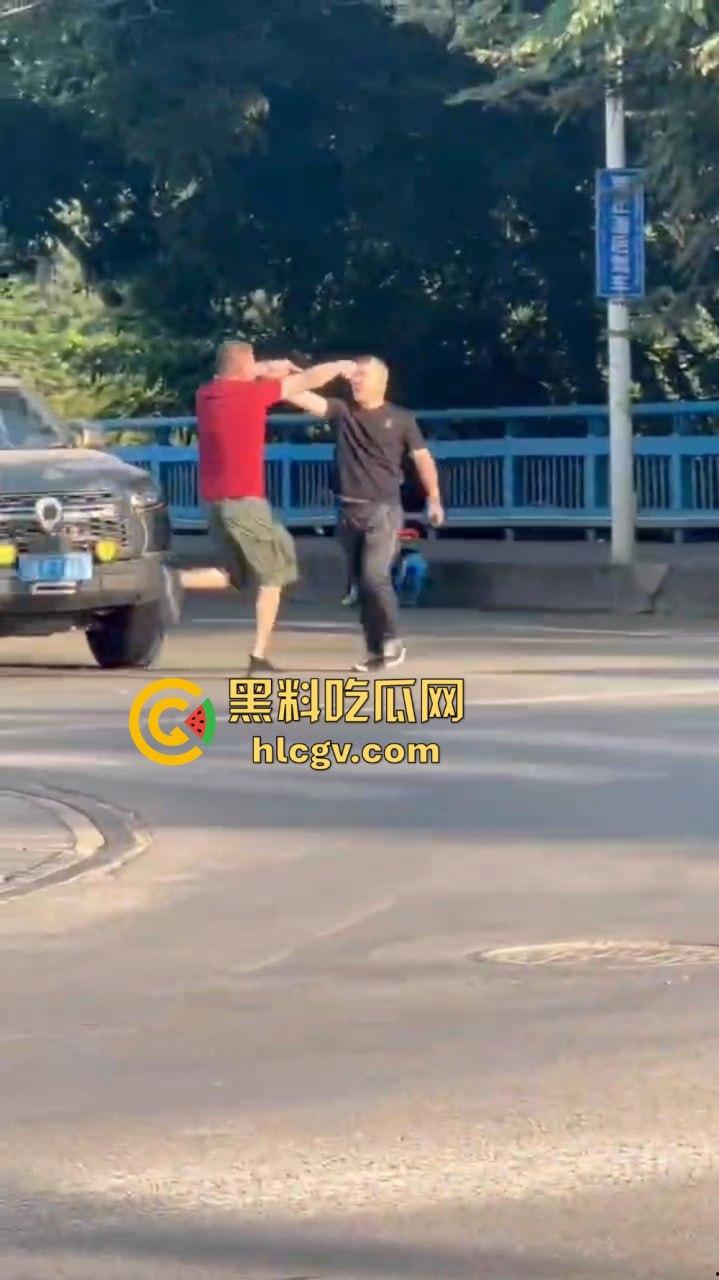 山东两大哥奥斯卡上身！互演碰瓷，一碰就倒，叫唤声一个比一个大！-2