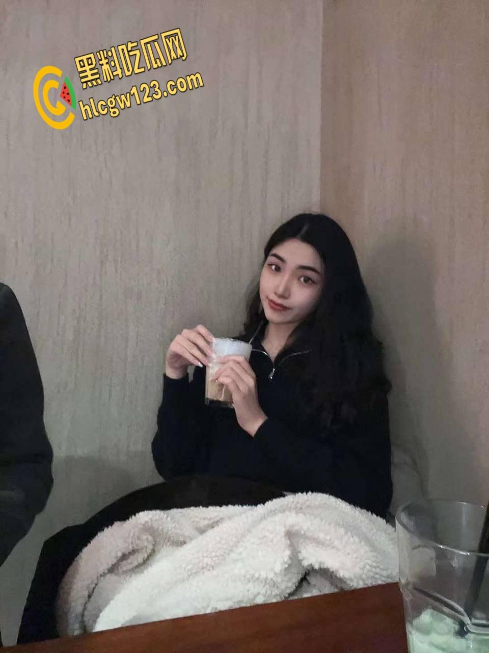 高冷学姐变骚浪母狗！黑白丝大长腿勾魂，富二代爆操后入，含着JB直流口水 !-2