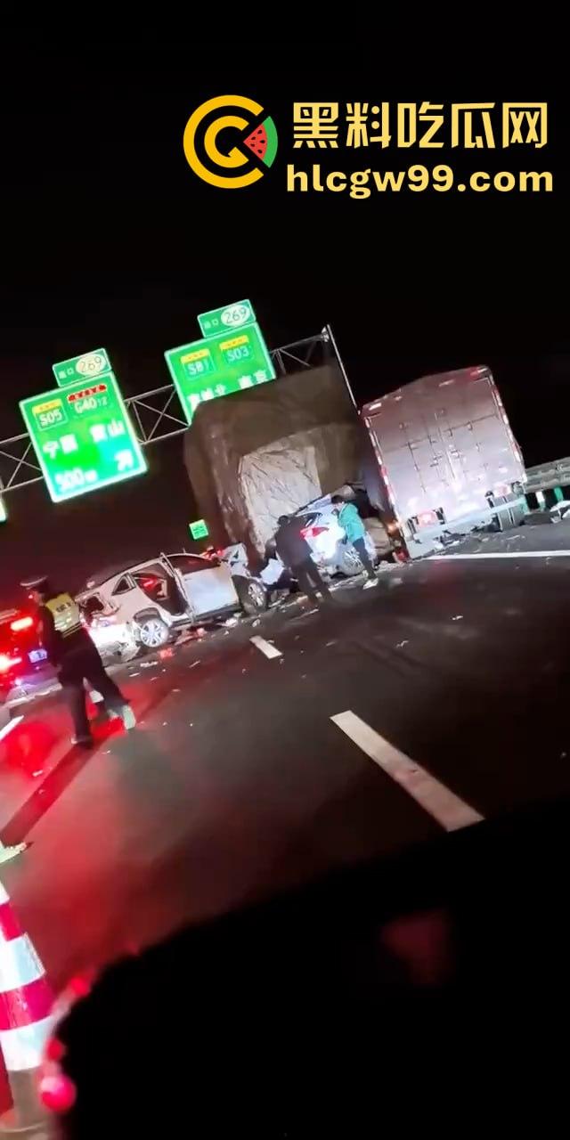 沪渝高速多车连环追尾，现场惨烈！小车加塞大车被夹成汉堡肉馅，现场警笛声不断-1