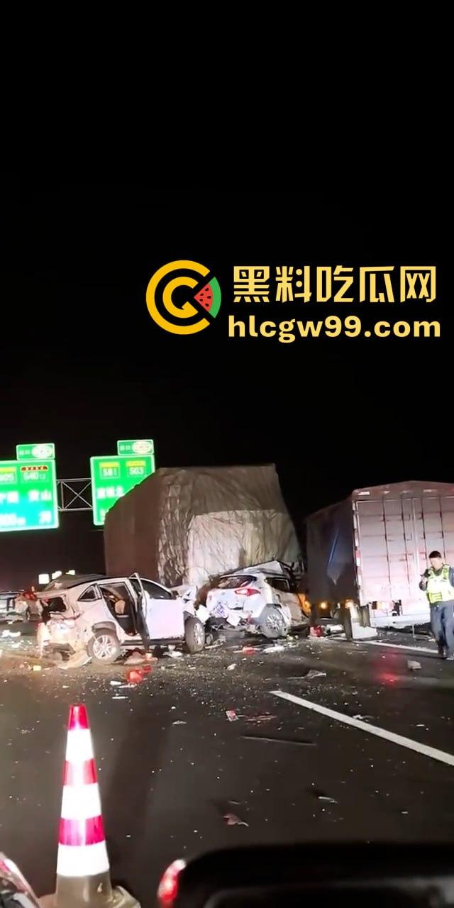 沪渝高速多车连环追尾，现场惨烈！小车加塞大车被夹成汉堡肉馅，现场警笛声不断-2