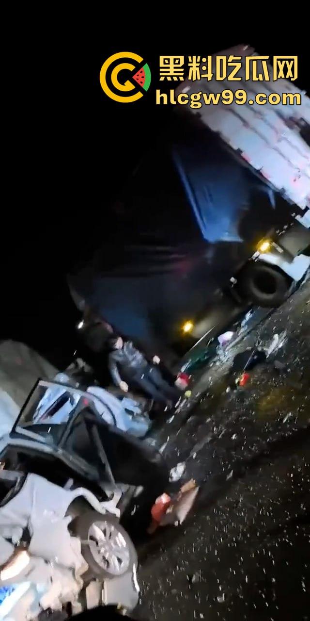 沪渝高速多车连环追尾，现场惨烈！小车加塞大车被夹成汉堡肉馅，现场警笛声不断-3