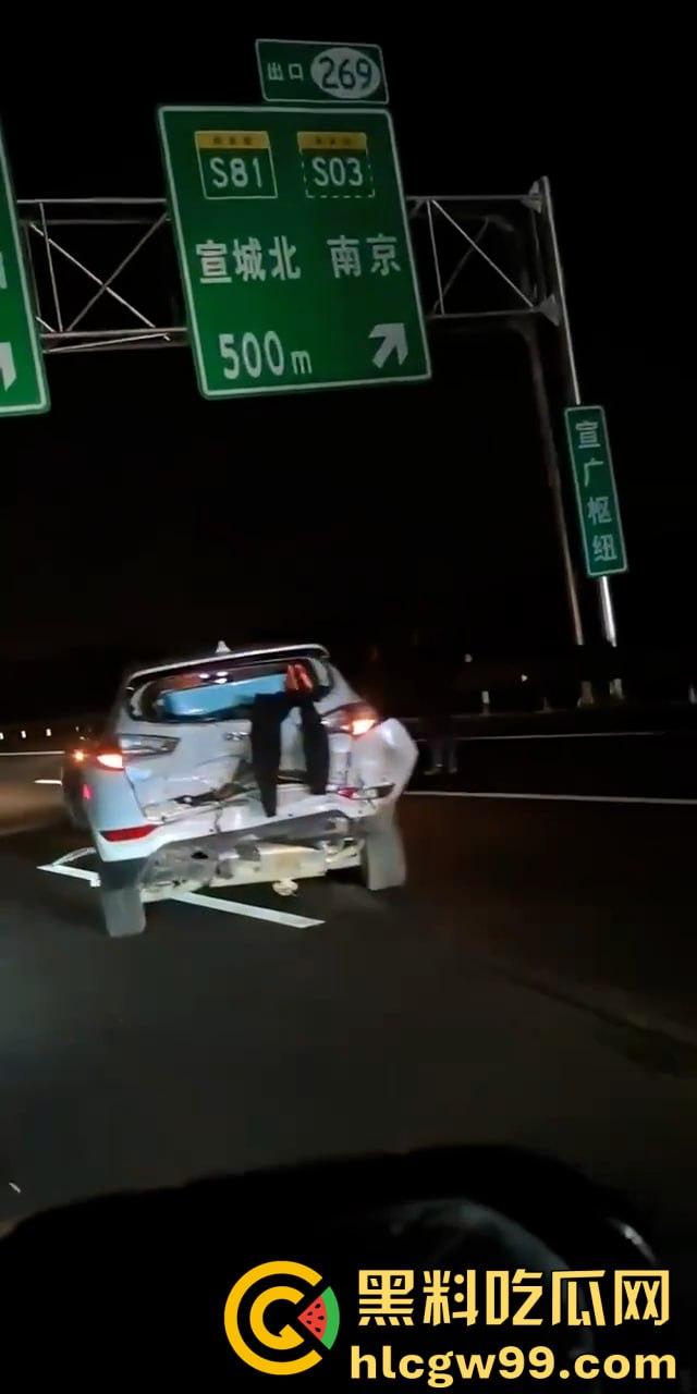 沪渝高速多车连环追尾，现场惨烈！小车加塞大车被夹成汉堡肉馅，现场警笛声不断-4