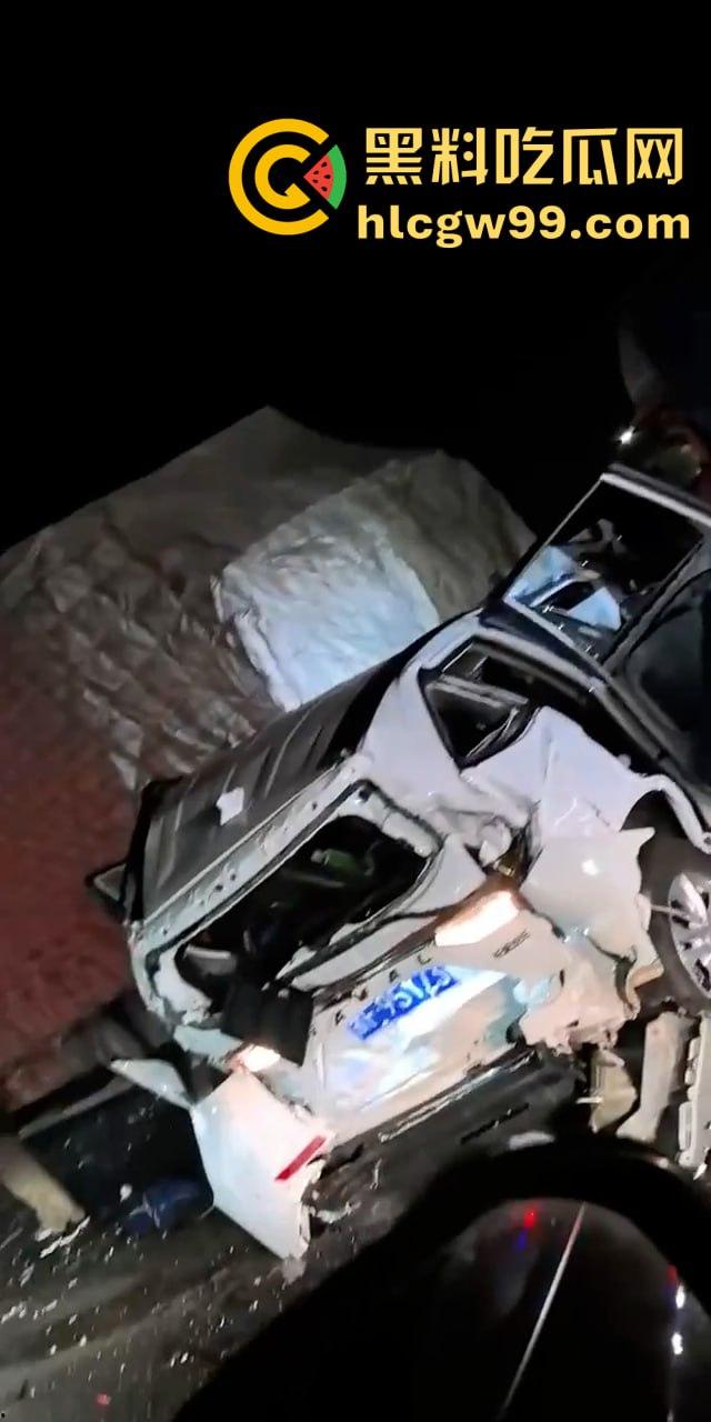 沪渝高速多车连环追尾，现场惨烈！小车加塞大车被夹成汉堡肉馅，现场警笛声不断-6