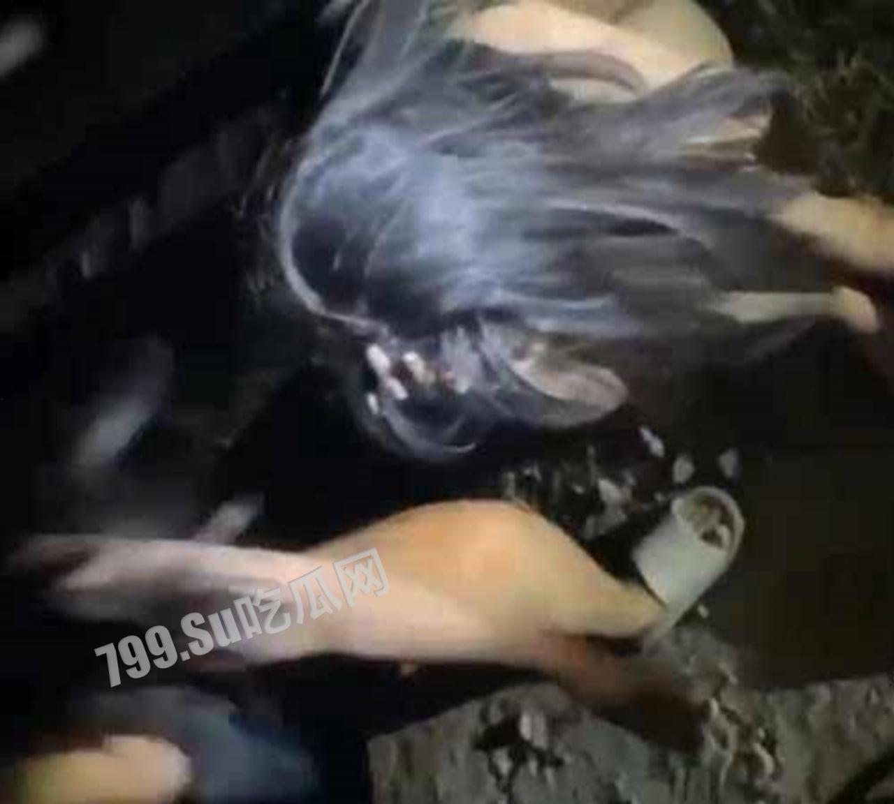 校园霸凌！ 学生妹放学后被混混扒光衣服 霸凌羞辱-4