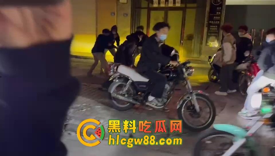 揭阳下架山精神小伙打架砸车，不讲武德鬼火摩托青龙刀操场开干，战地记者全程录炫耀！-10