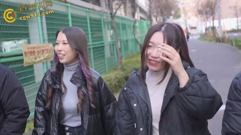 日本新年参拜，搭讪牛仔裤姐妹花，有说有笑邀约5p，轮番抽插淫穴，性感肥臀被操得啪啪作响！-1