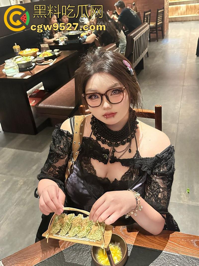 摄影师大神投稿，漫展认识的微胖女神，身材高挑丰乳肥臀，穿上诱人丝袜真是让人欲罢不能！-5