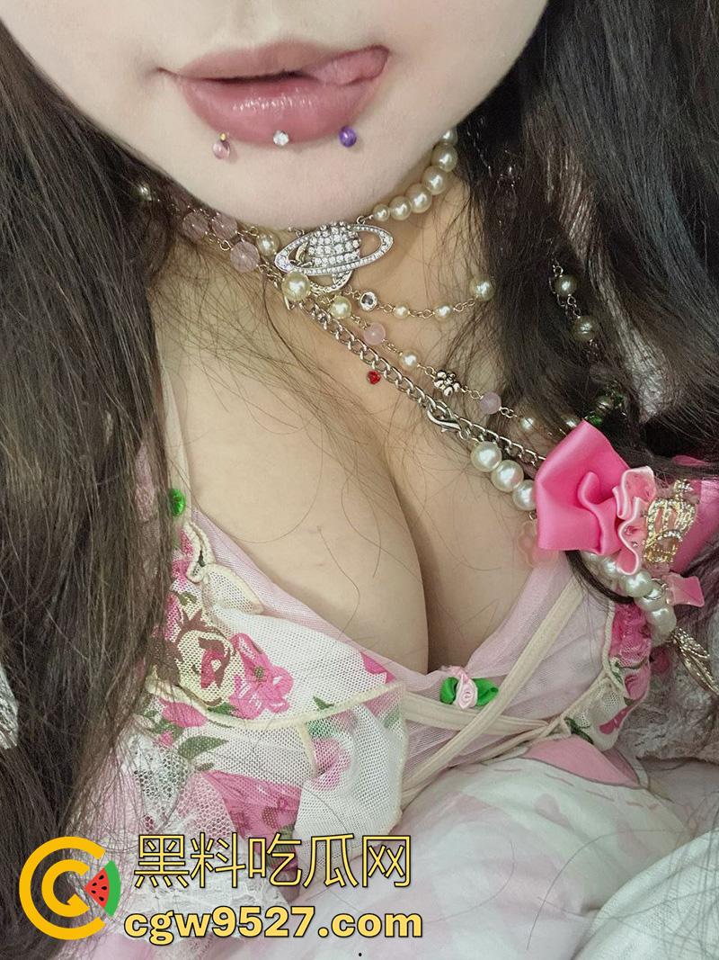 摄影师大神投稿，漫展认识的微胖女神，身材高挑丰乳肥臀，穿上诱人丝袜真是让人欲罢不能！-6