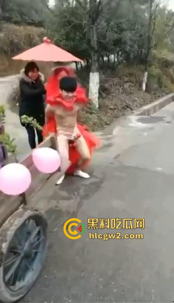 冬天也阻挡不了婚闹骚操作！新郎光着身子拉新娘，挡部麦克风延长到笑裂！-6