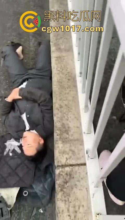 江苏南京中央门立交桥轿车猛冲入人行道，接连撞翻多辆电动自行车，多名行人受伤倒地昏迷，又是报复社会吗？-3