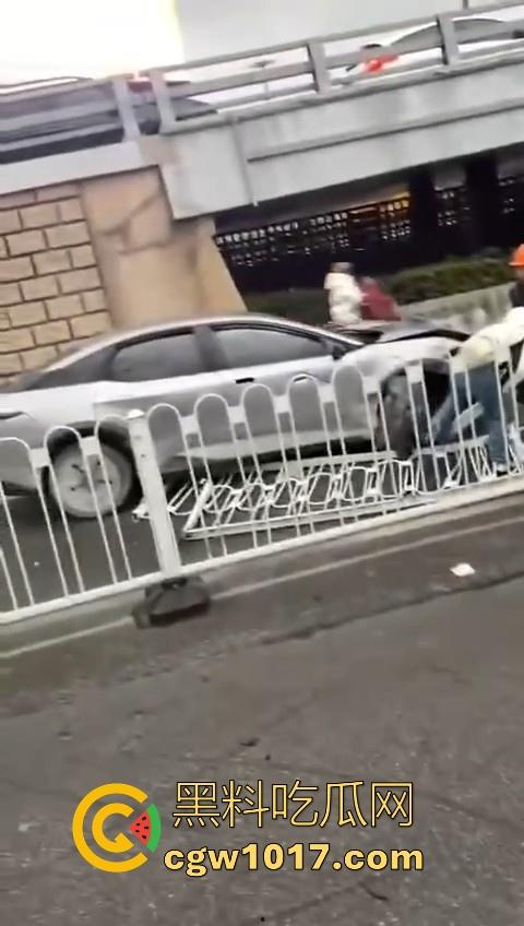 江苏南京中央门立交桥轿车猛冲入人行道，接连撞翻多辆电动自行车，多名行人受伤倒地昏迷，又是报复社会吗？-4