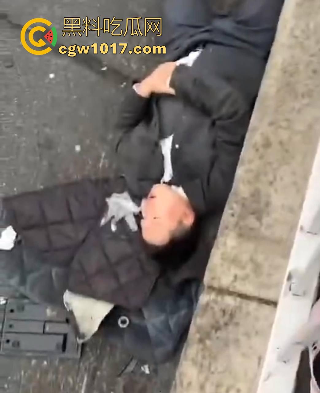 江苏南京中央门立交桥轿车猛冲入人行道，接连撞翻多辆电动自行车，多名行人受伤倒地昏迷，又是报复社会吗？-10