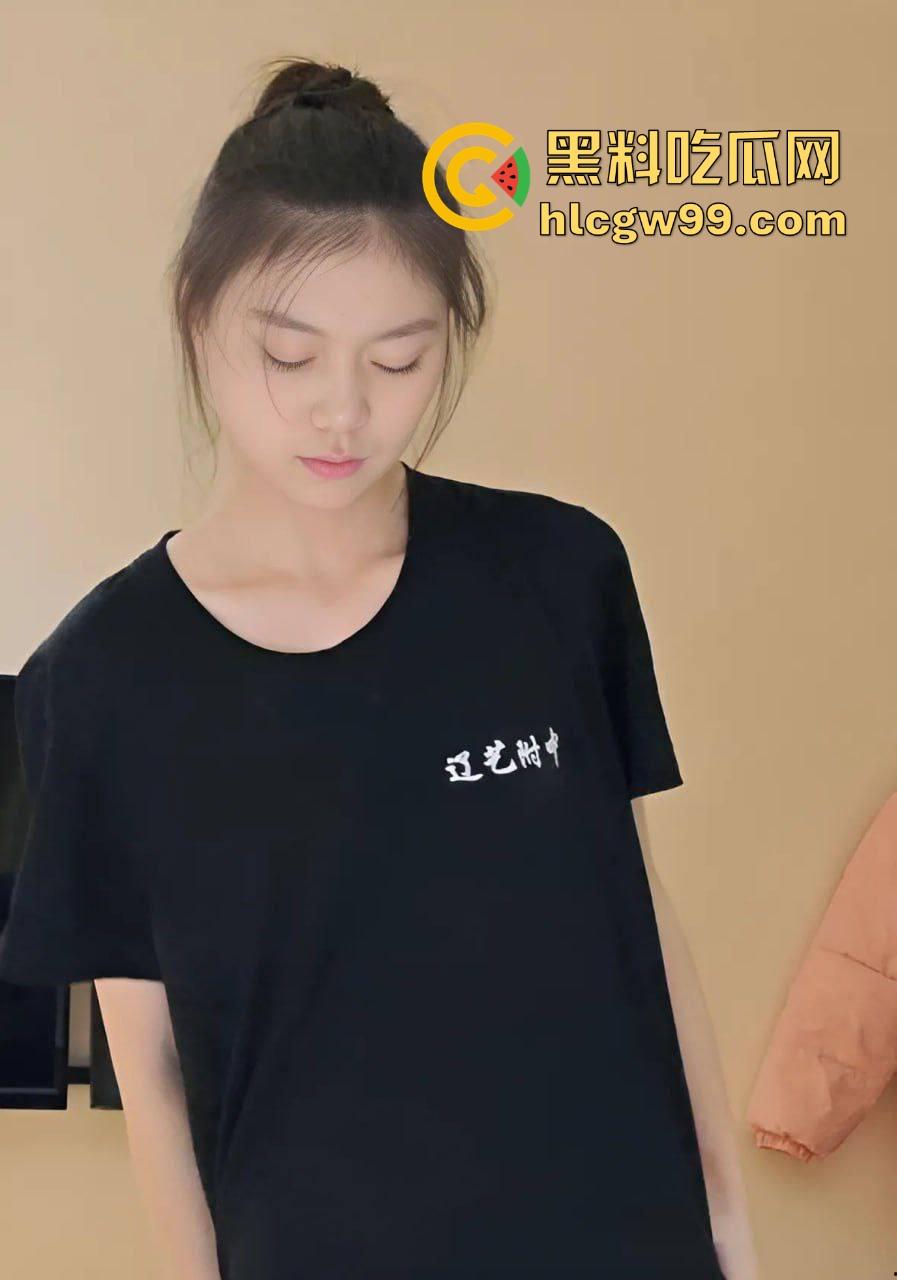 辽宁艺术附中艺术生『赵悦月』刚下课就被金主爸爸骗进酒店，洗个澡就开腿小怪兽开逼，艺术生的逼就是紧！-1