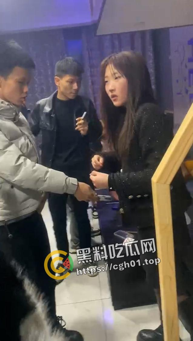 抖音热瓜!青海西宁女孩酒店被打 精神小伙小妹被围堵殴打原视频-2