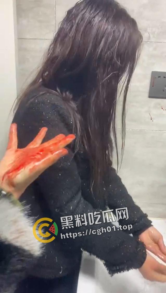 抖音热瓜!青海西宁女孩酒店被打 精神小伙小妹被围堵殴打原视频-4