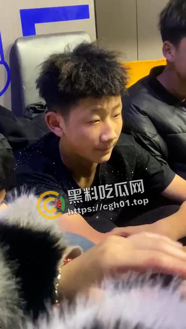 抖音热瓜!青海西宁女孩酒店被打 精神小伙小妹被围堵殴打原视频-5