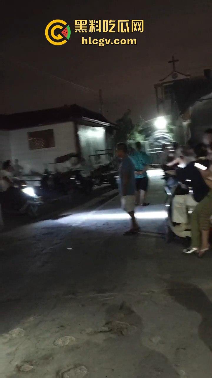 广东汕头小女孩遭两男子残忍强奸杀害，抛尸公厕水池，愤怒村民冲入派出所集体围殴牲口畜生变态凶手！-12