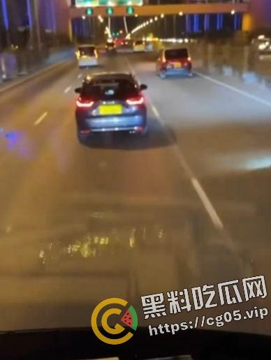 香港青马大桥汽车活春宫！男子驾驶途中女子垮位为其口交 无码视频疯传-4