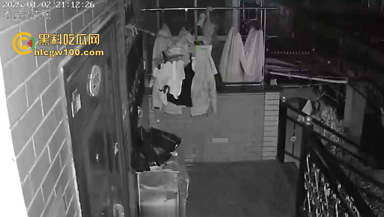 浙江嘉善南桥新村采花贼骚操作，偷完内裤撸到飞起，衣架子却乖乖挂回去，比外卖小哥还贴心！-1