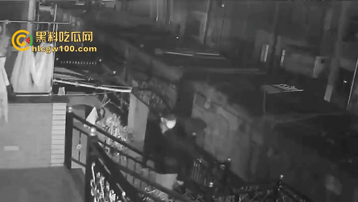 浙江嘉善南桥新村采花贼骚操作，偷完内裤撸到飞起，衣架子却乖乖挂回去，比外卖小哥还贴心！-2