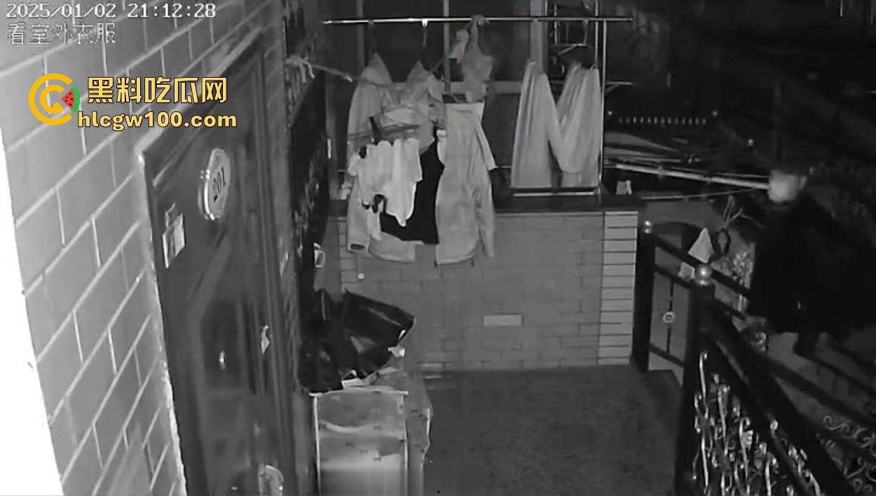 浙江嘉善南桥新村采花贼骚操作，偷完内裤撸到飞起，衣架子却乖乖挂回去，比外卖小哥还贴心！-3