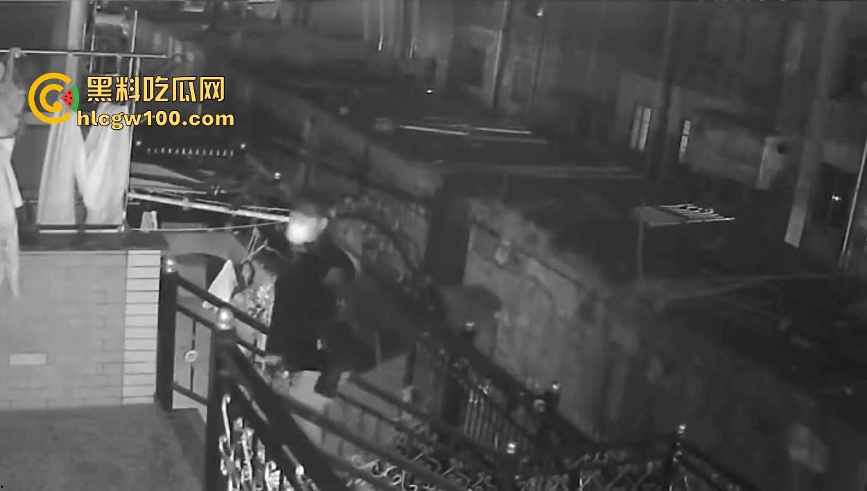 浙江嘉善南桥新村采花贼骚操作，偷完内裤撸到飞起，衣架子却乖乖挂回去，比外卖小哥还贴心！-4