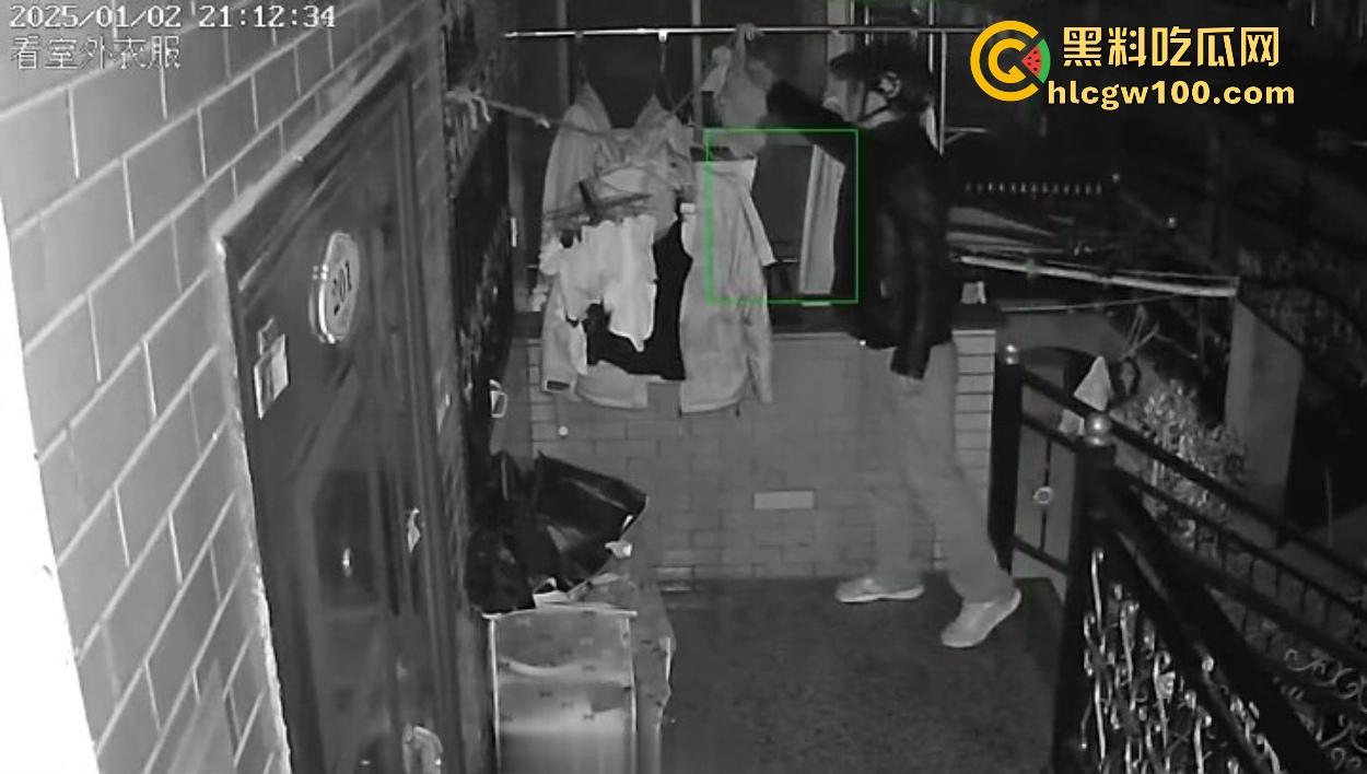浙江嘉善南桥新村采花贼骚操作，偷完内裤撸到飞起，衣架子却乖乖挂回去，比外卖小哥还贴心！-5