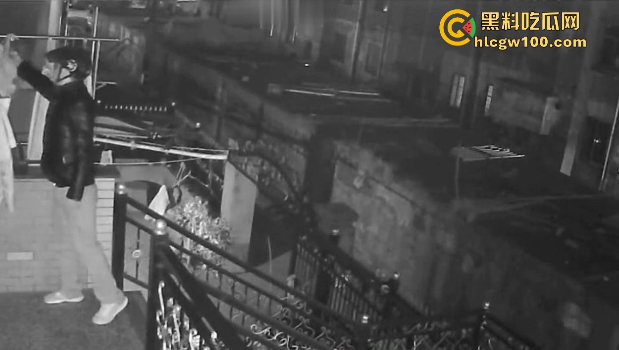 浙江嘉善南桥新村采花贼骚操作，偷完内裤撸到飞起，衣架子却乖乖挂回去，比外卖小哥还贴心！-6