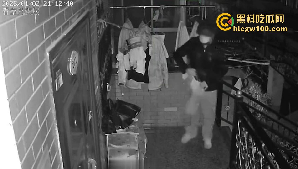 浙江嘉善南桥新村采花贼骚操作，偷完内裤撸到飞起，衣架子却乖乖挂回去，比外卖小哥还贴心！-7