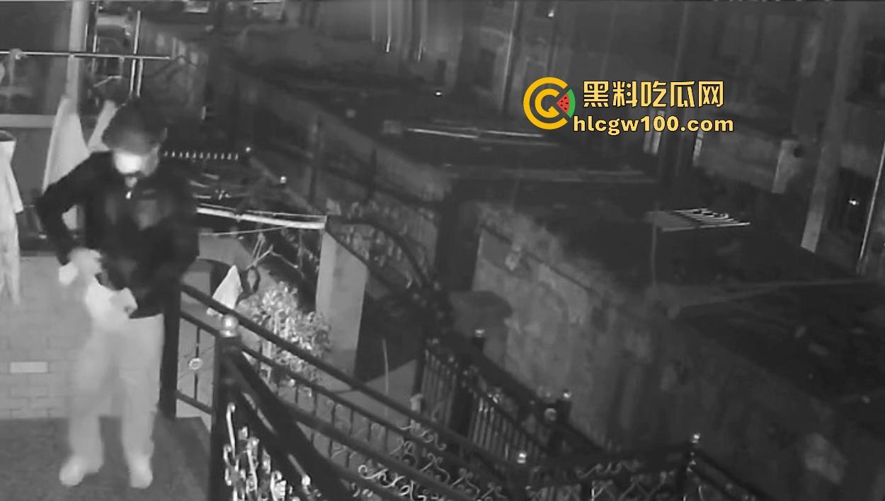 浙江嘉善南桥新村采花贼骚操作，偷完内裤撸到飞起，衣架子却乖乖挂回去，比外卖小哥还贴心！-8