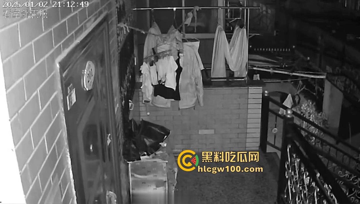 浙江嘉善南桥新村采花贼骚操作，偷完内裤撸到飞起，衣架子却乖乖挂回去，比外卖小哥还贴心！-9
