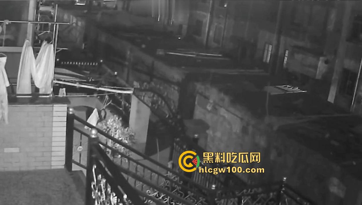 浙江嘉善南桥新村采花贼骚操作，偷完内裤撸到飞起，衣架子却乖乖挂回去，比外卖小哥还贴心！-10