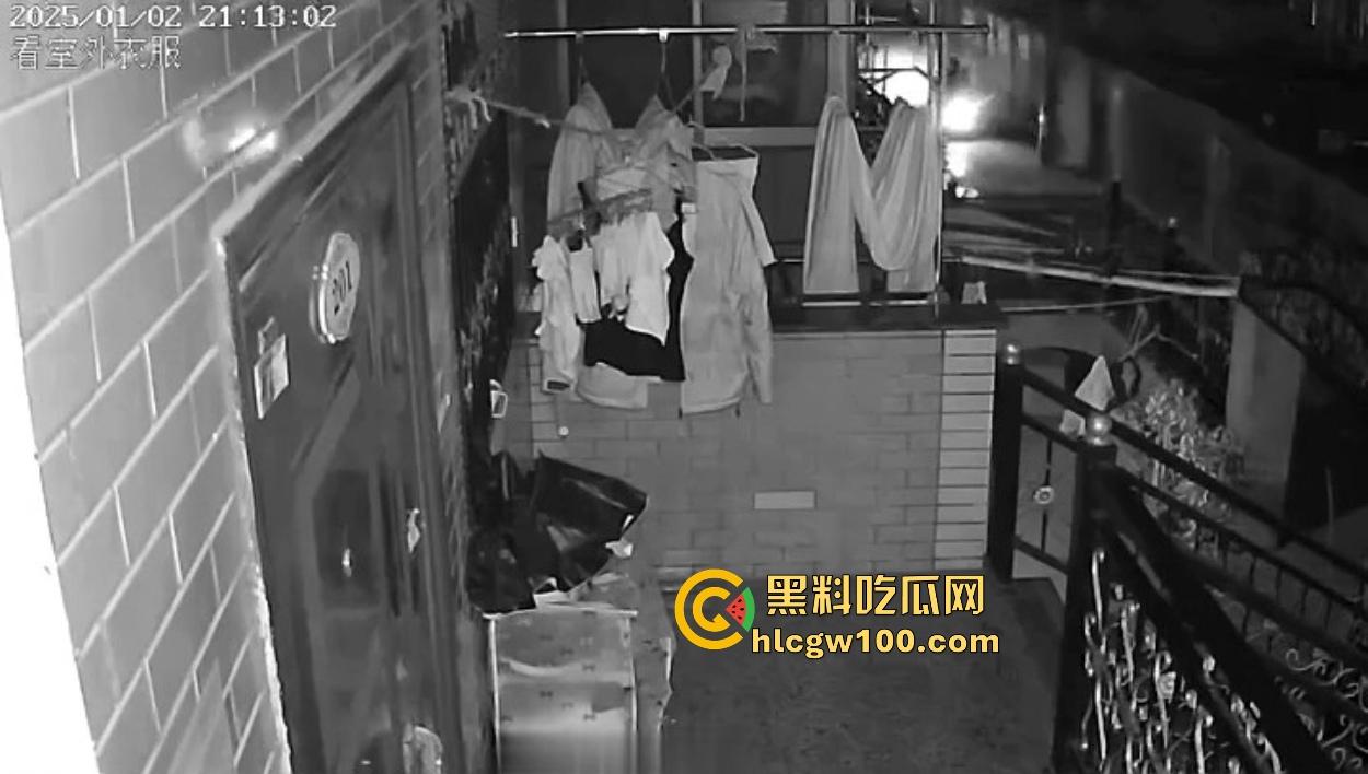 浙江嘉善南桥新村采花贼骚操作，偷完内裤撸到飞起，衣架子却乖乖挂回去，比外卖小哥还贴心！-11