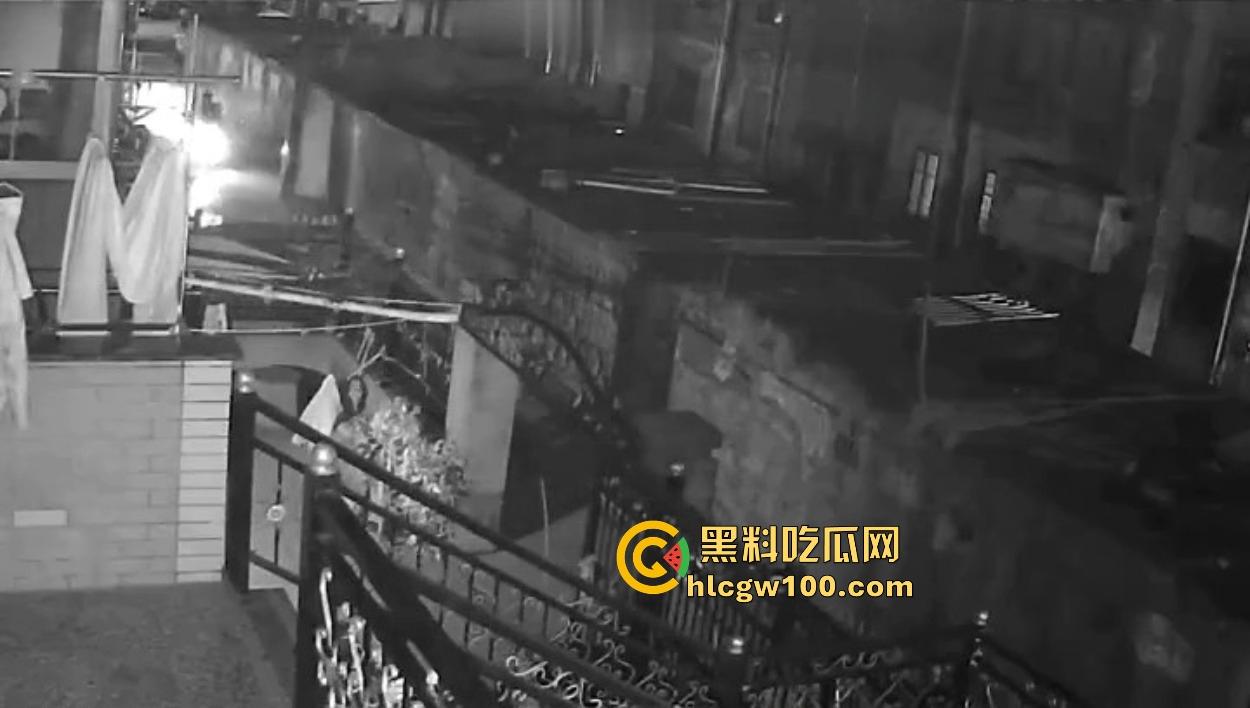 浙江嘉善南桥新村采花贼骚操作，偷完内裤撸到飞起，衣架子却乖乖挂回去，比外卖小哥还贴心！-12