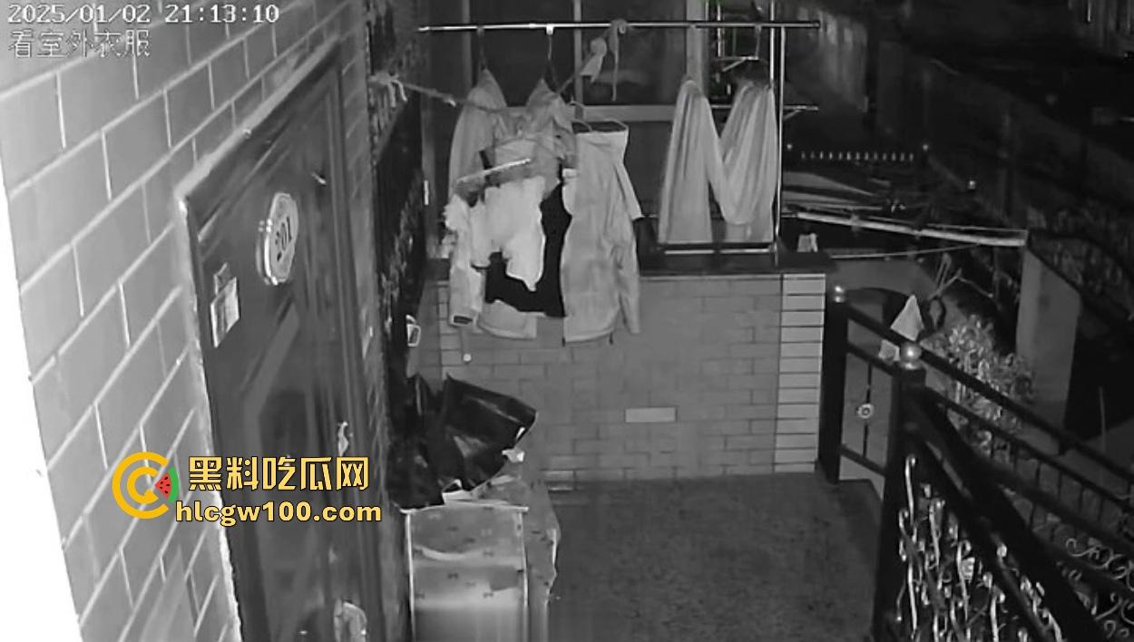 浙江嘉善南桥新村采花贼骚操作，偷完内裤撸到飞起，衣架子却乖乖挂回去，比外卖小哥还贴心！-13