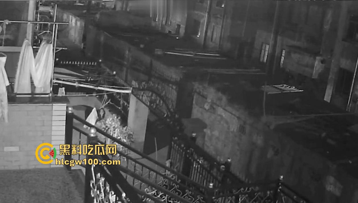 浙江嘉善南桥新村采花贼骚操作，偷完内裤撸到飞起，衣架子却乖乖挂回去，比外卖小哥还贴心！-14