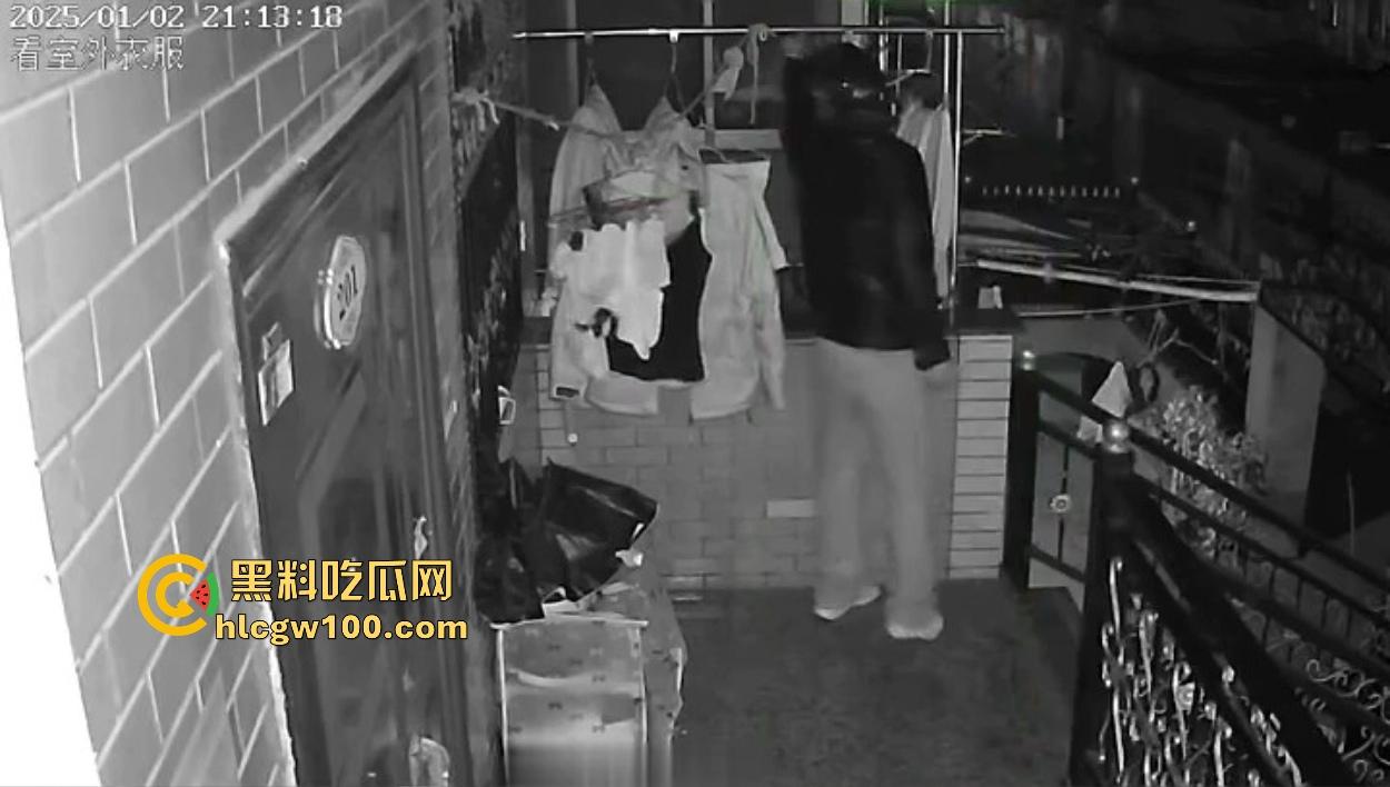 浙江嘉善南桥新村采花贼骚操作，偷完内裤撸到飞起，衣架子却乖乖挂回去，比外卖小哥还贴心！-15