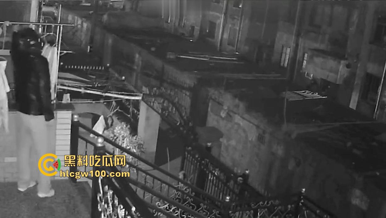 浙江嘉善南桥新村采花贼骚操作，偷完内裤撸到飞起，衣架子却乖乖挂回去，比外卖小哥还贴心！-16