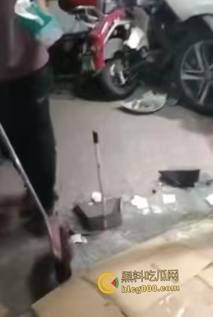 温州轿车化身死神冲撞！店铺崩塌老翁直接血溅断肢，医生来了摸脖子都说没救了！-4