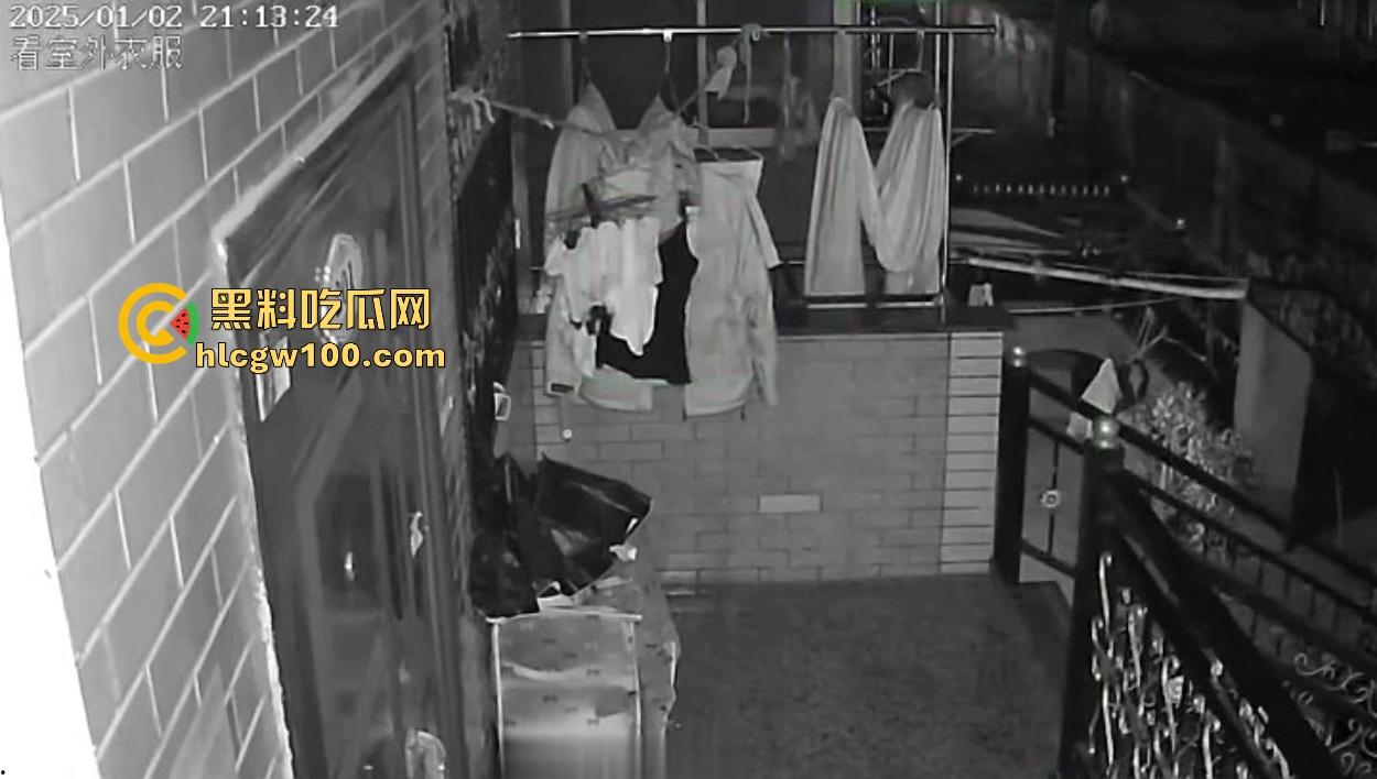浙江嘉善南桥新村采花贼骚操作，偷完内裤撸到飞起，衣架子却乖乖挂回去，比外卖小哥还贴心！-17